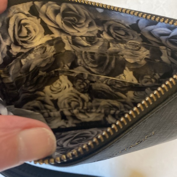 VGUC. Adrienne Vittadini black wristlet. - Picture 7 of 8